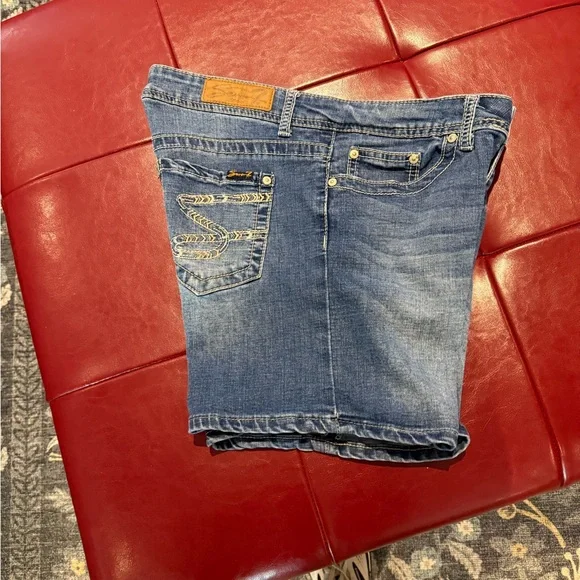 ❣️Seven7 Blue Jean Shorts and DKNY pull on shorts. - Picture 1 of 8